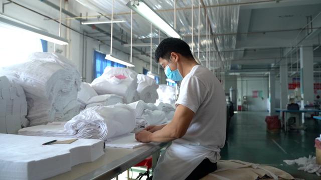 新疆芳婷针纺织有限责任公司针织厂厂长赵爱玲:工厂全员参与了此次