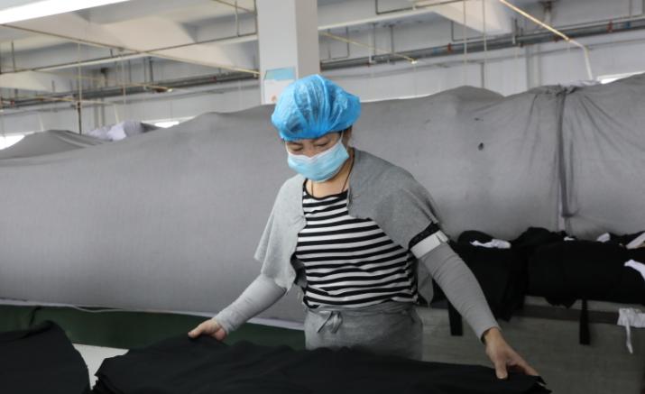 早晨7时不到,新疆芳婷针纺织有限责任公司(以下简称芳婷公司)针织厂